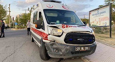 Diyarbakır'da hasta taşıyan ambulans kazaya karıştı: 1 yaralı