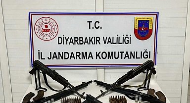 Diyarbakır'da iki adreste yapılan aramalarda uzun namlulu silahlar ele geçirildi