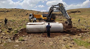 Diyarbakır'da kırsalda yol bakım ve üst yapı çalışmaları devam ediyor