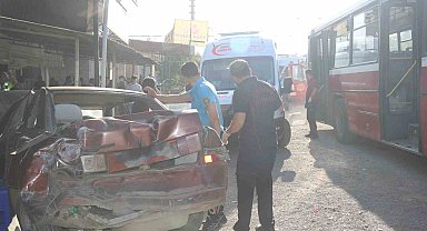 Diyarbakır'da park halindeki otomobile otobüs çarptı