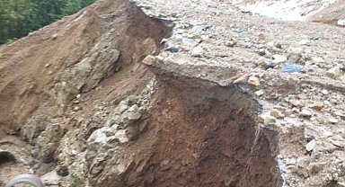 Diyarbakır'da sağanak ve dolu nedeniyle yol kapandı