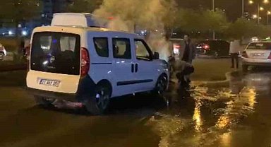 Diyarbakır'da seyir halindeki araç alev aldı