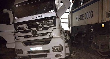 Diyarbakır'daki tren kazasında yaralanan tır sürücüsü hayatını kaybetti