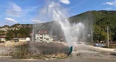 Doğalgaz çalışmasında su borusu patladı