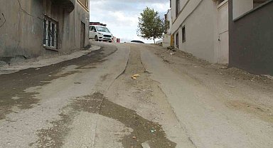 Doğalgaz hattını çeken Akmercan şirketi kazdığı yolları onarmadan gidiyor