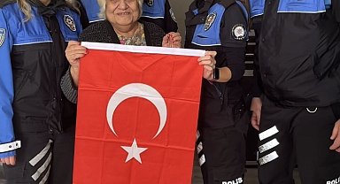 Doğum gününde 112'yi arayıp Türk bayrağı isteyen Nazan teyzeye polisten pastalı sürpriz