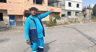 Dört bir yani enkaz yığınına dönen mahallede mücadelesini sürdürüyor