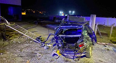 Duble yolda feci kaza: Otomobil hurdaya döndü 1 kişi ağır yaralandı