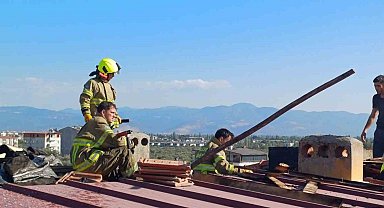Dubleks evdeki çatı yangınını, ateş savaşçıları söndürdü