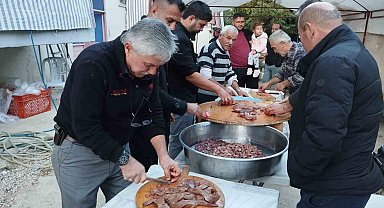 Düğün evinde sabah kahvaltısında ciğer ikram ediliyor