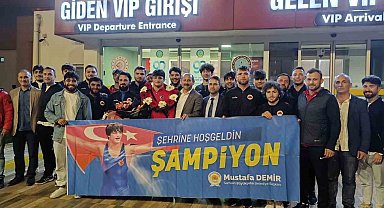 Dünya ikincisi güreşçi çiçeklerle karşılandı