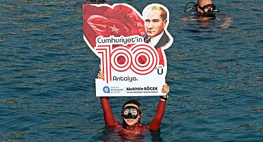 Dünya rekortmeni Şahika Ercümen, Cumhuriyet için Türk bayrağını denizde dalgalandırdı