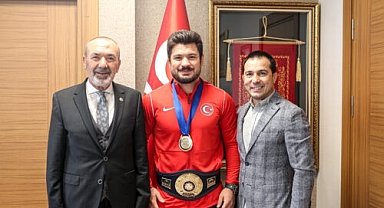 Dünya şampiyonu Cengiz ile Başkan Eroğlu'ndan MHP'ye ziyaret