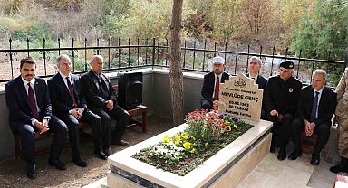 Dünyaya insanlık dersi veren "Bilge Ana" kabri başında anıldı