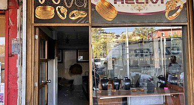 Duvarı delip, kuyumcuyu 15 dakikada soymuşlar