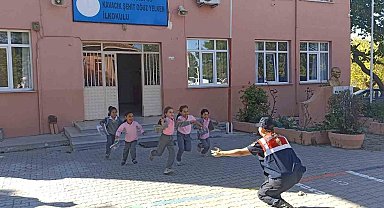 Edirne jandarması çocuklara vatan sevgisini aşıladı