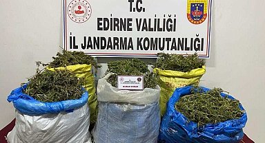 Edirne jandarması Meriç Nehri'nde şişme bot içinde uyuşturucu ele geçirdi