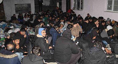 Edirne'de bir evin bahçesinde onlarca göçmen yakalandı
