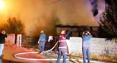 Edirne'de yangın: 2 ev hasar gördü