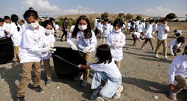 Edremit Belediyesi öncülüğünde Van Gölü sahilinde temizlik çalışması