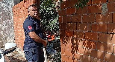 Edremit'te çatı yangını söndürüldü, karşı evin bahçesinde de yangın çıktı