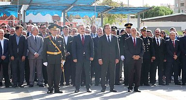 Edremit'te Cumhuriyet'in 100. yılı çelenk sunma töreni yapıldı