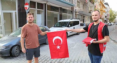 Efeler Belediyesi'nden vatandaşlara Türk Bayrağı hediyesi