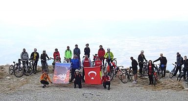 Ege'nin en yüksek noktasında Türk bayrağı açtılar