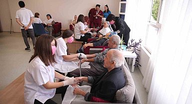 Eğitim gören büyüklere Alzheimer Yaşam Merkezi'nde cilt bakımı