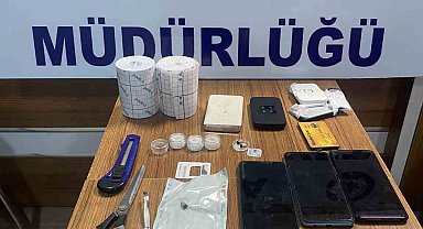 Ehliyet sınavına düzenekle girecekti, polisin dikkati sayesinde yakalandı