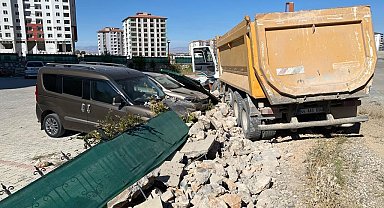 El frenini çekmeyi unuttuğu kamyonu park halindeki araçların arasına daldı