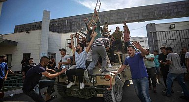 El Kassam Tugayları, İsrail askerlerini esir alıp tankları ele geçirdi