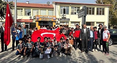 Elazığ'da '100. yılında Cumhuriyet' yarışmasında dereceye giren öğrencileri ödüllendirdi