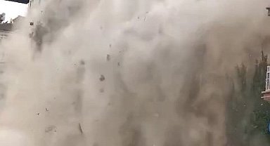 Elazığ'da ağır hasarlı 6 katlı bina korna sesi ile yıkıldı