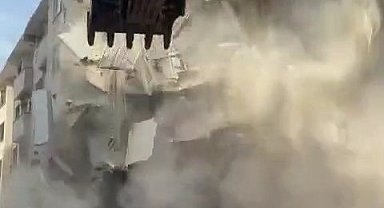 Elazığ'da ağır hasarlı bina korna sesi ile yıkıldı