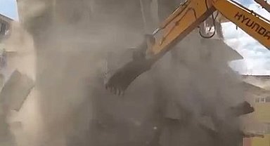 Elazığ'da ağır hasarlı bina tek dokunuşla yerle bir oldu