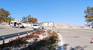 Elazığ'da cip aydınlatma direğine çarptı: 3 yaralı