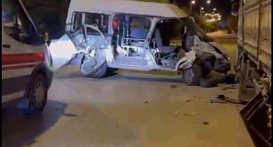 Elazığ'da minibüs park halindeki kamyona çarptı: 1 yaralı