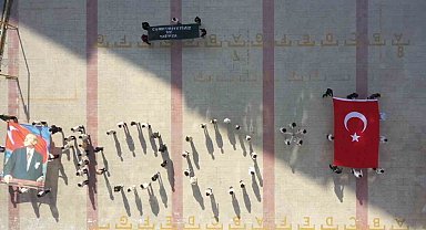 Elazığ'da öğretmen ve öğrencilerden '100. yıl' koreografisi