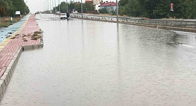 Elazığ'da yollar göle döndü, bahçe ve ahırları su bastı