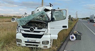 Elektrik direğini deviren tırın kupası parçalandı, sürücü olayı yara almadan atlattı