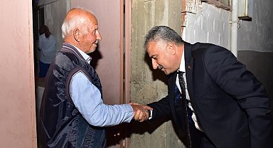 Emniyet Müdürü Aktaş şehit babasını ziyaret etti, elini öptü