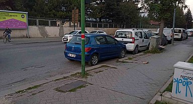 Engelli rampasının önüne park edilen araç tepki çekti