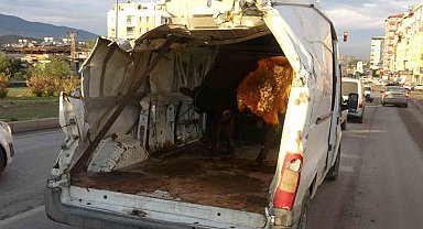 Enkazdan çıkardığı aracıyla boğasını taşıyınca trafikte ilgi odağı oldu