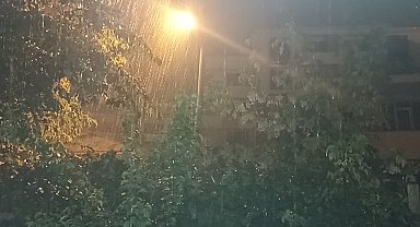 Erciş'te sağanak ve dolu etkili oldu