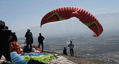 Erzincan'da yamaç paraşütü heyecanı sürüyor