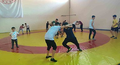 Erzurum'da geleceğin güreşçileri yetiştiriliyor