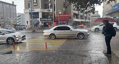 Erzurum'da sağanak yağış etkili oluyor