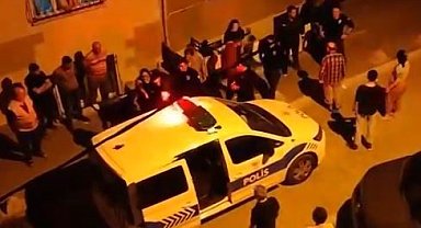 Esenyurt'ta babasını dövüp, mahalleli ile kavga eden adam kamerada