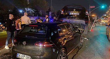 Esenyurt'ta kırmızı ışıkta bekleyen motosiklete otomobil arkadan çarptı: 1 ağır yaralı